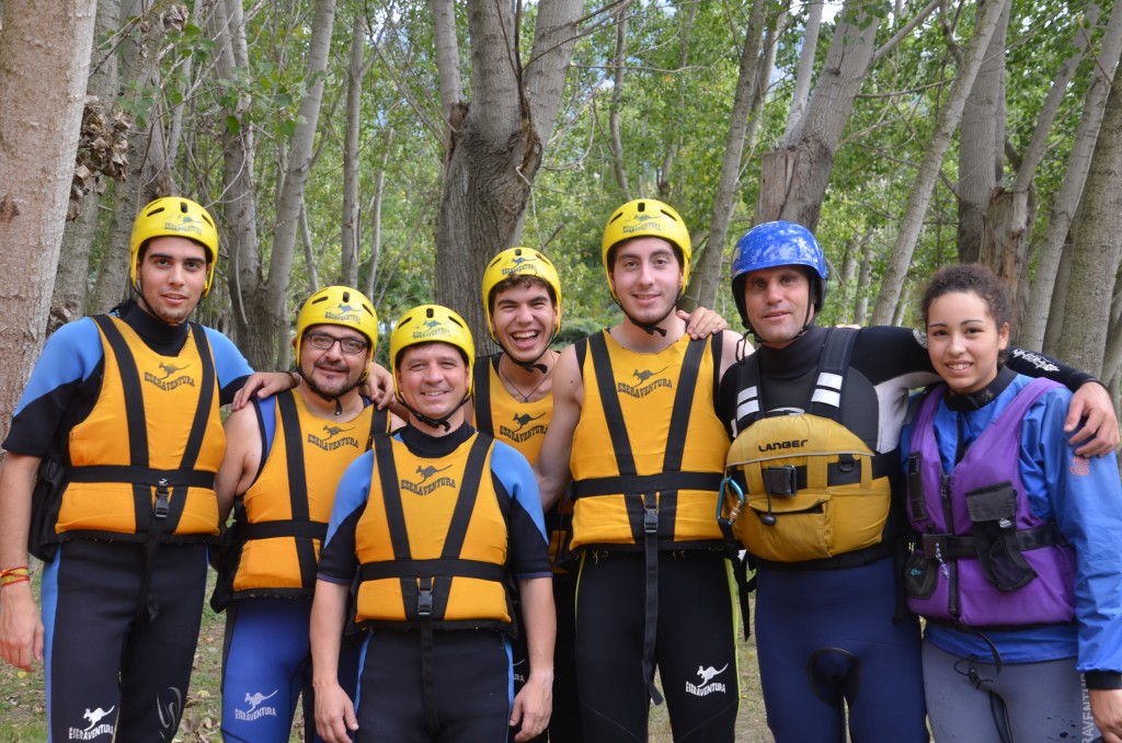 Haciendo rafting en la convivencia de los residentes de 2º del Colegio Mayor Moncloa en Torreciudad