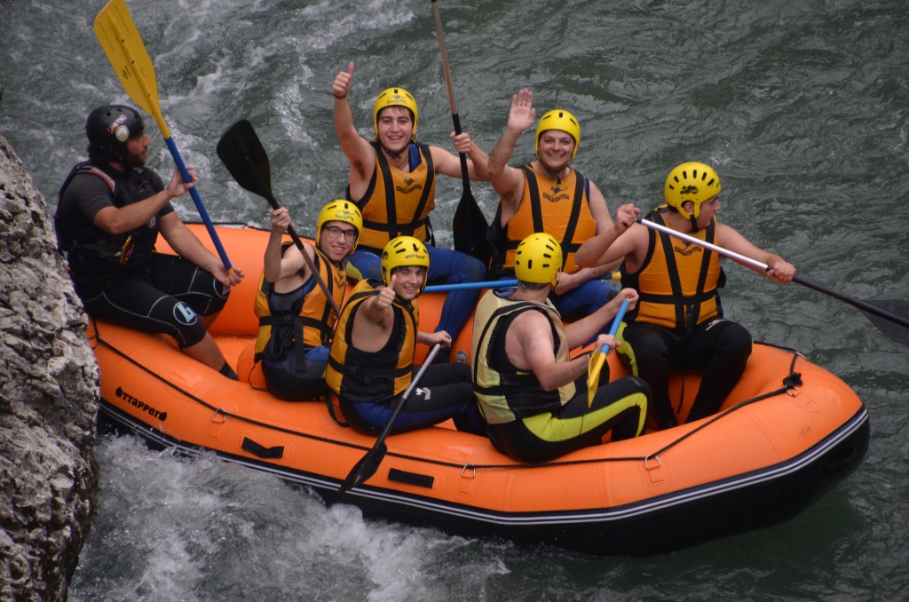 Haciendo rafting en la convivencia de los residentes de 2º del Colegio Mayor Moncloa en Torreciudad