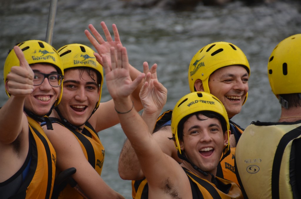 Haciendo rafting en la convivencia de los residentes de 2º del Colegio Mayor Moncloa en Torreciudad