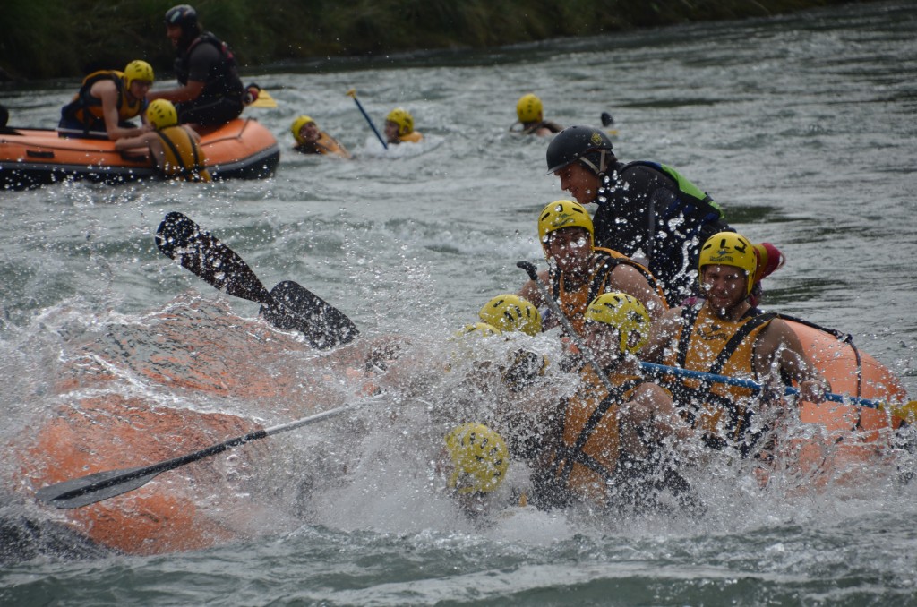 Haciendo rafting en la convivencia de los residentes de 2º del Colegio Mayor Moncloa en Torreciudad