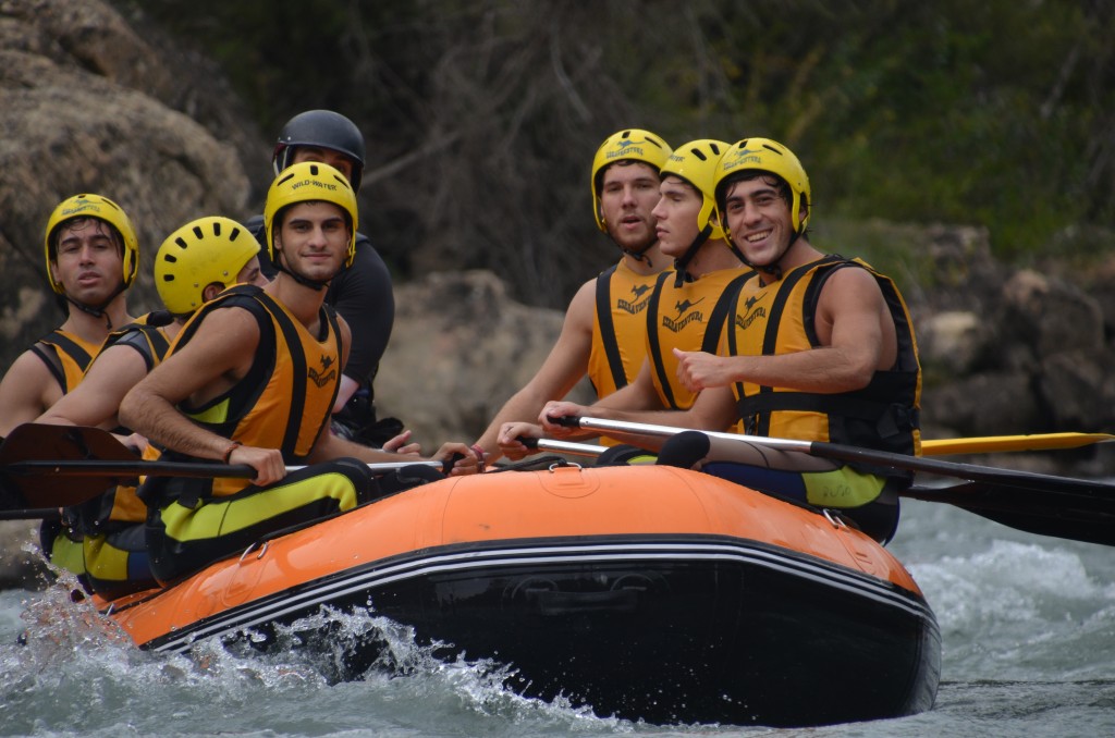 Haciendo rafting en la convivencia de los residentes de 2º del Colegio Mayor Moncloa en Torreciudad