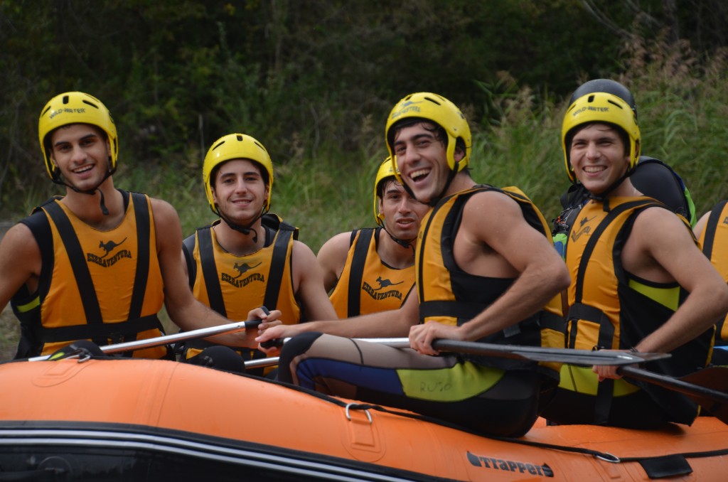 Haciendo rafting en la convivencia de los residentes de 2º del Colegio Mayor Moncloa en Torreciudad