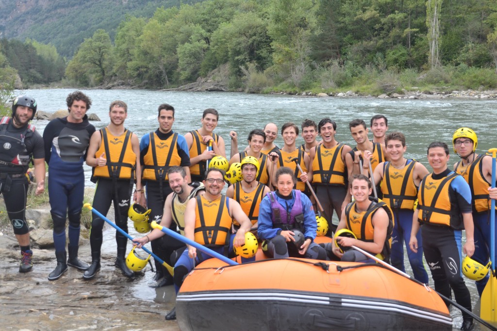 Haciendo rafting en la convivencia de los residentes de 2º del Colegio Mayor Moncloa en Torreciudad